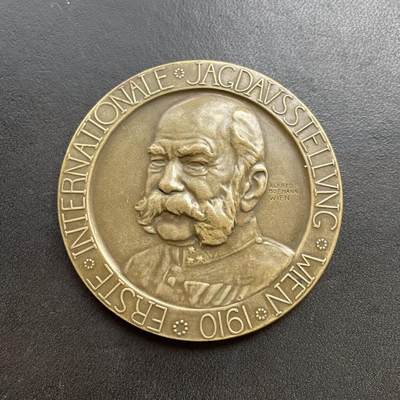 「木头集藏」章牌精品专场！ -   Alfred Hofmann～1910年奥地利第一届世界狩猎博览会家禽和兔子展铜章，直径：50mm，正面是奥地利皇帝弗朗茨·约瑟夫肖像。这枚章是奥地利为纪念在维也纳举办的首届世界狩猎博览会而发行的6枚铜章之一，存世罕见，并且基本只能在原盒套装中见到，单枚出售非常难得！   
