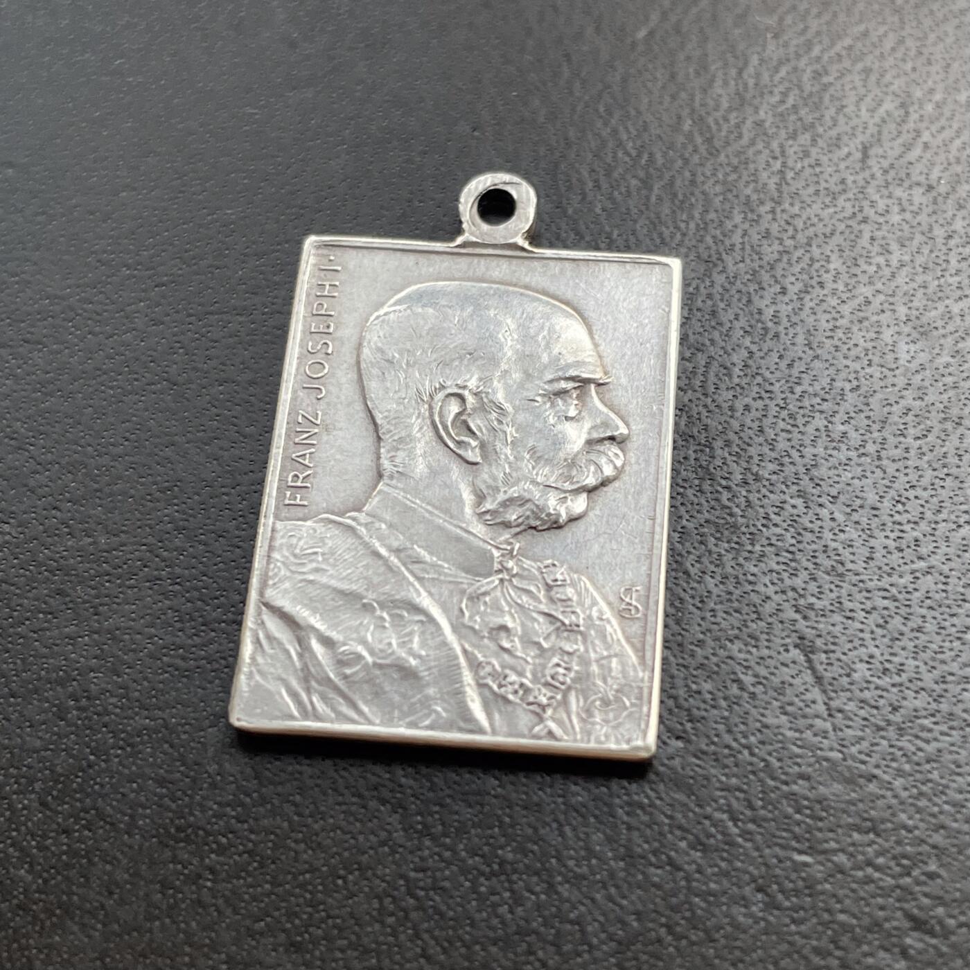 「木头集藏」章牌精品专场！    Anton Scharff～1898年奥地利弗朗茨皇帝在位50周年纪念银章 ，尺寸：23×16mm，3.6g，雕刻大师安东·沙夫非常罕见的一款作品。尺幅虽小但是银标和厂铭打得都很清晰。此章是奥地利美术家协会为纪念弗朗茨皇帝在位50周年而特别委托铸造。