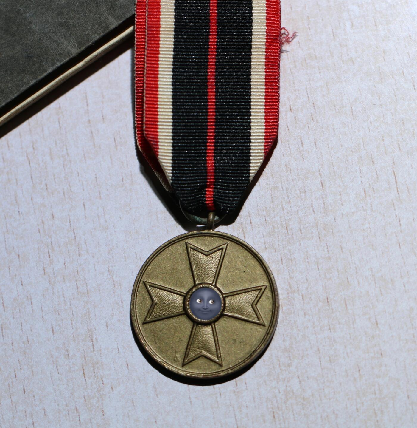 大猫徽章拍卖 第283期 德国ko厂一战二铁，德国民事战功奖章 kvkm圆盘战功奖章，意大利军事十字勋章，意大利一战意澳战争纪念章高浮雕版本，书是瑞士颁发的二战期间的德语军队牧师祈祷书圣经