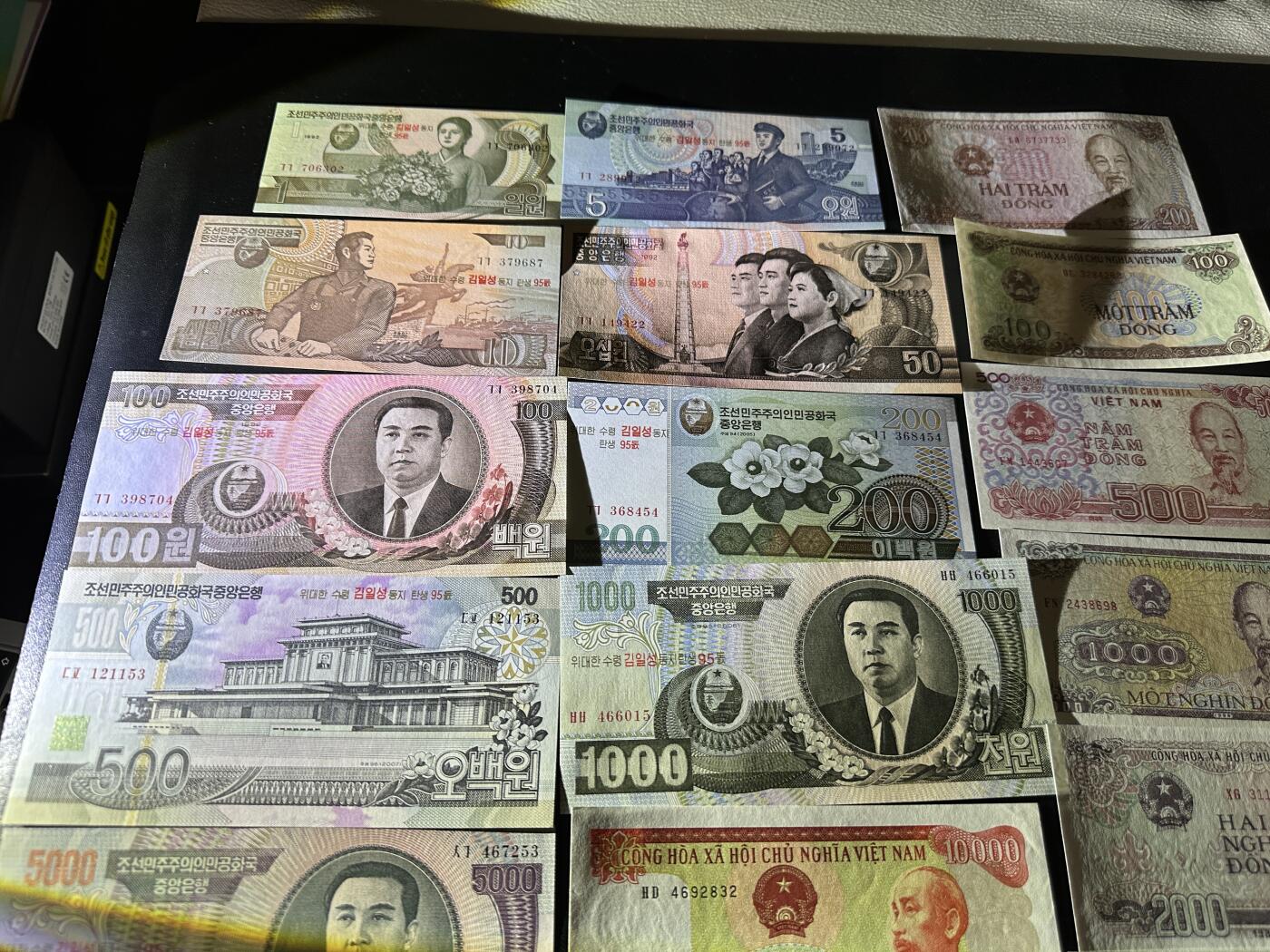 《外钞收藏家》第五百八十八期（优质场）（本平台长期征集拍品、欢迎藏友们联系合作） 朝鲜上一版本9张+越南纸钞版本8张两套（胡爷爷与金爷爷）	UNC 越南有几张轻微潮