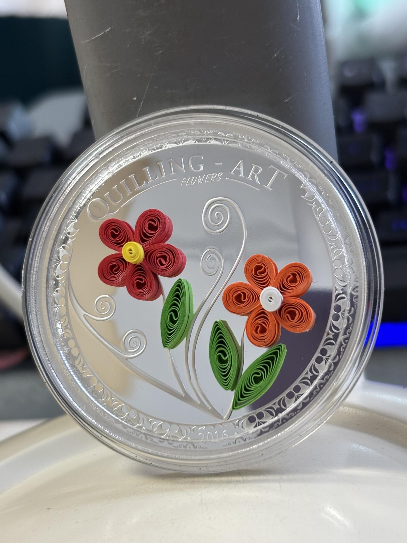 第183期拍卖 库克2016镜中花艺术首枚花卉镶手工纸花薄片银币带盒无证书，999银，1/2盎司，发行999枚