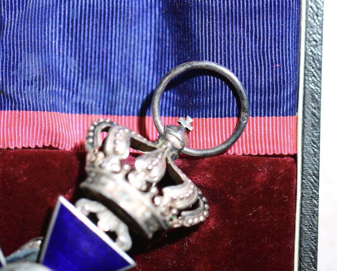 大猫徽章拍卖 第283期 巴伐利亚王国四级带冠圣米迦勒勋章。银质珐琅品相完美，挂环带厂标，原盒带烫金厂标十分难得，勿拿品相有缺陷的比。“m.d.K”为mit der krone缩写，仅在带冠的原盒上印有。1837年时任巴伐利亚国王路德维希一世设立圣米迦勒勋章，前身是巴伐利亚选帝侯于1693年设立的圣米迦勒骑士勋章。之后进行过多次修改，随着德意志帝国与君主制的崩溃于1918年停颁。