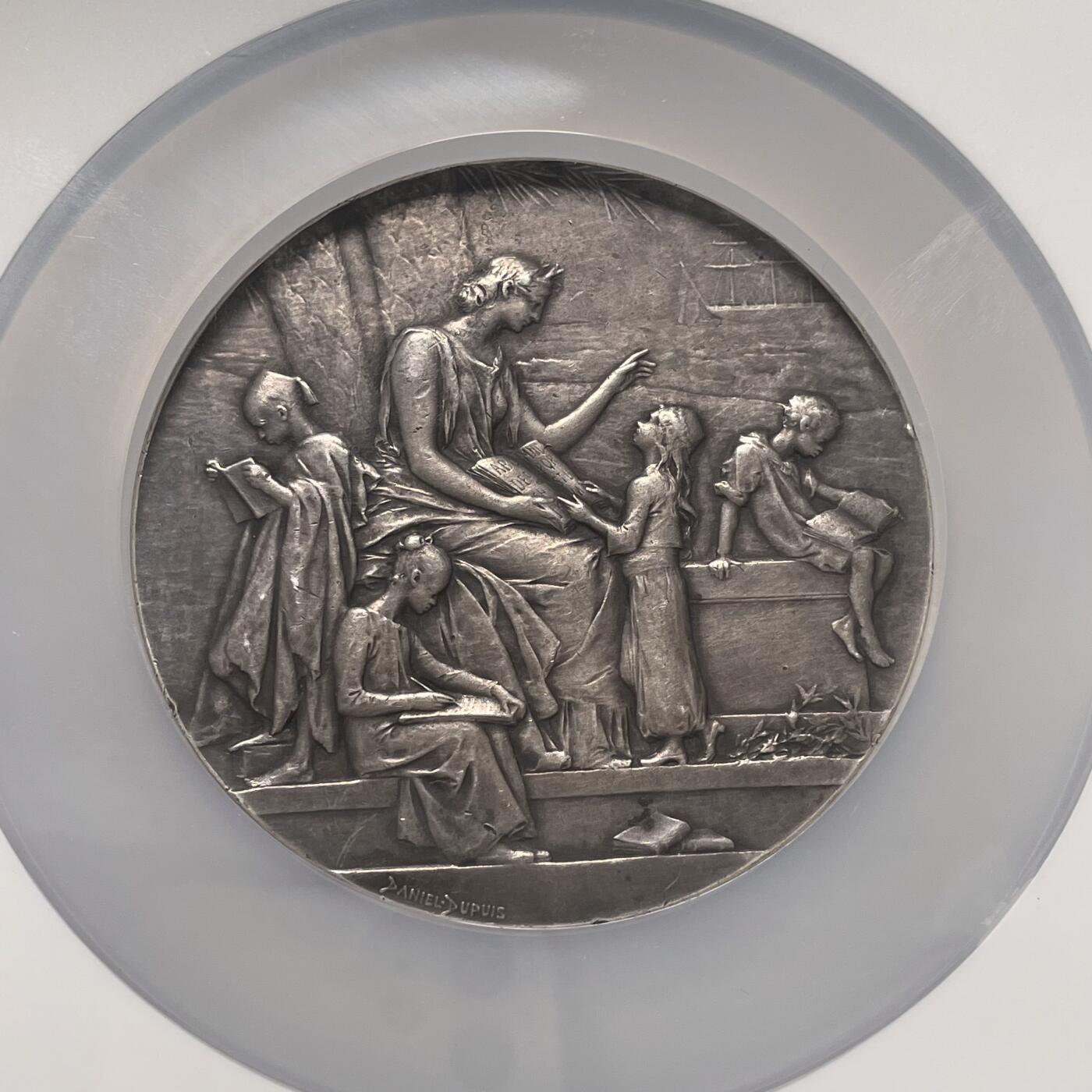 「木头集藏」章牌精品专场！ D.Dupuis～1909年法国法语联盟大银章，MS 61，直径：68 mm，加厚盒，名家作品大尺寸银章。