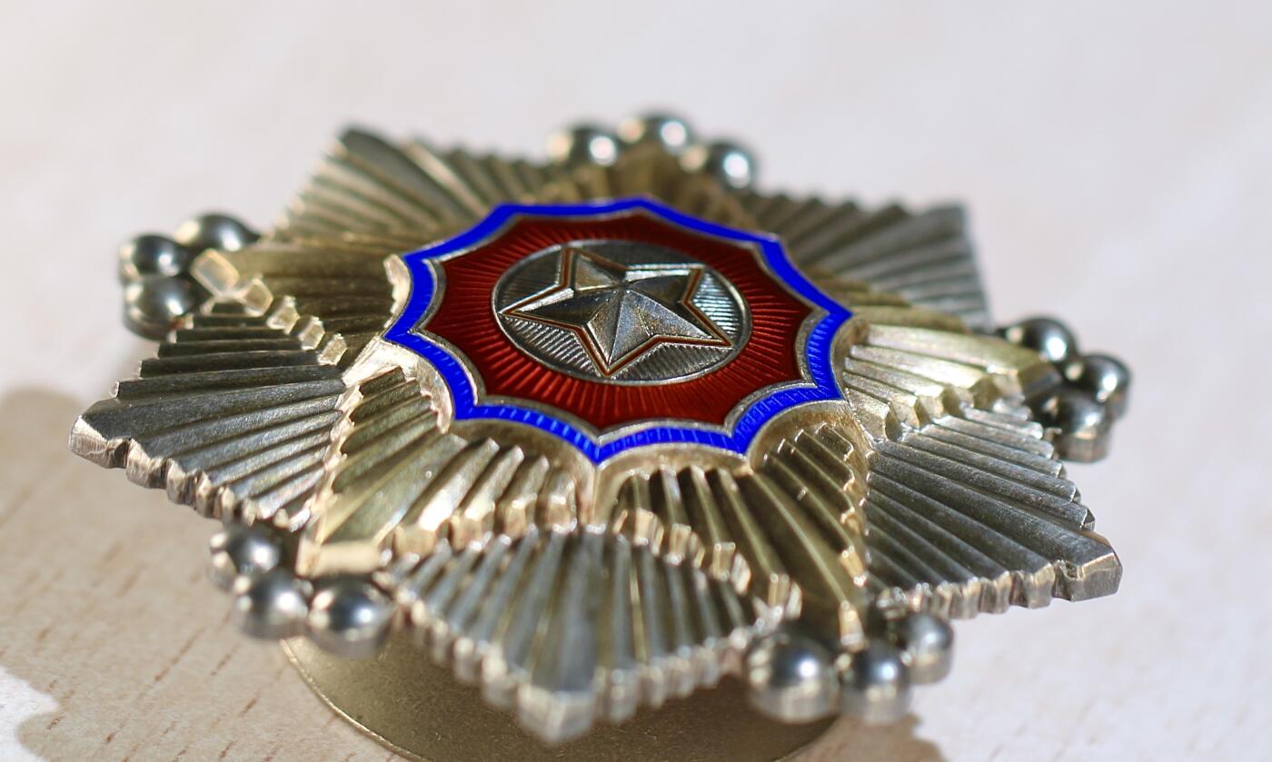 大猫徽章拍卖 第283期 朝鲜🇰🇵二级国旗勋章 完美品相 原纸盒