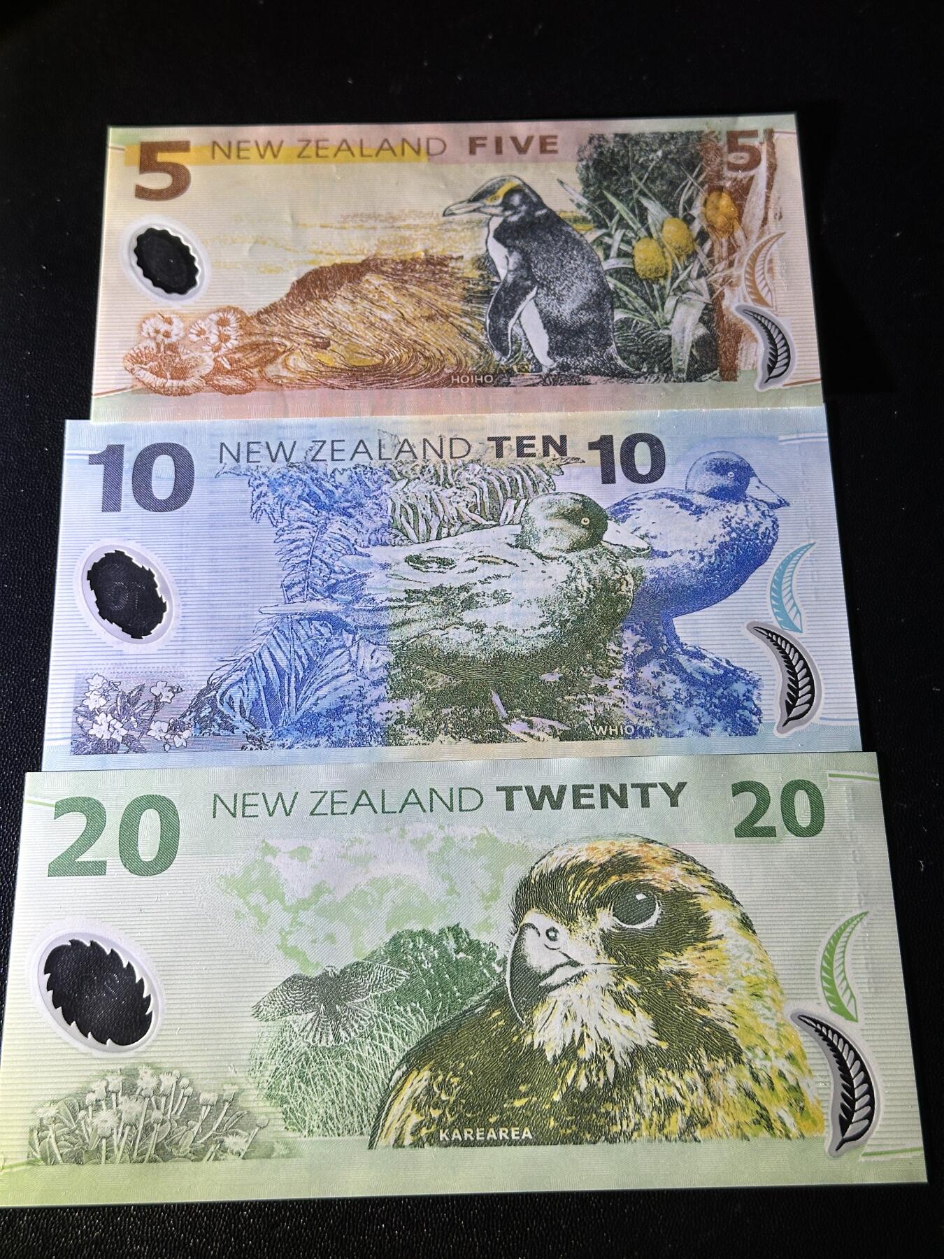 《外钞收藏家》第五百八十八期（优质场）（本平台长期征集拍品、欢迎藏友们联系合作） 新西兰老版本塑料钞5/10/20元3张一套	UNC