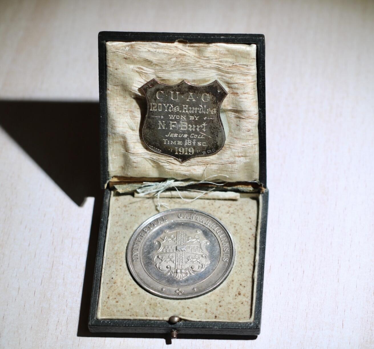 大猫徽章拍卖 第283期 1919年剑桥大学体育赛事的银质奖牌 有小磕