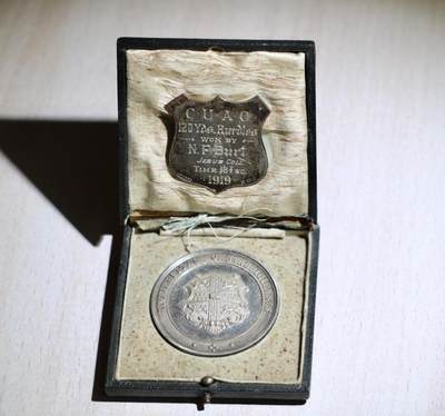 大猫徽章拍卖 第283期 - 1919年剑桥大学体育赛事的银质奖牌 有小磕