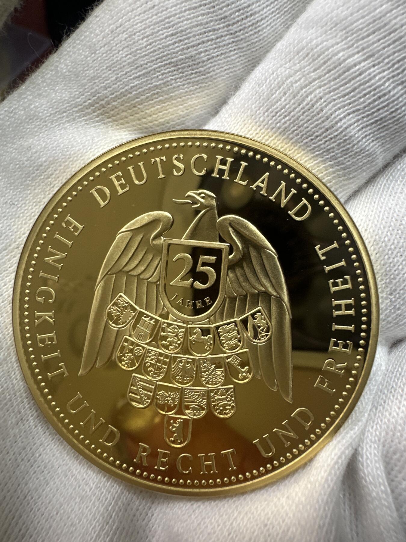 12.4铜章专场 2015年德国统一25周年 精致高浮雕镀金铜章 40mm