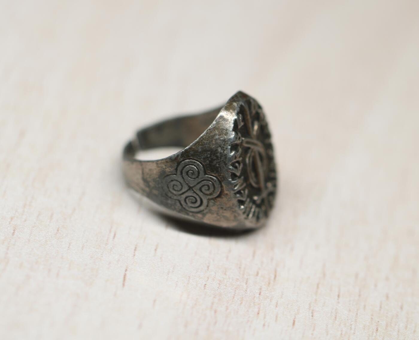 大猫徽章拍卖 第283期  珍爱和平 第三帝国时期超自然神秘组织部门戒指两枚，德国祖先遗产研究会会员戒指、党卫军黑太阳计划标志戒指，材质为德国800银