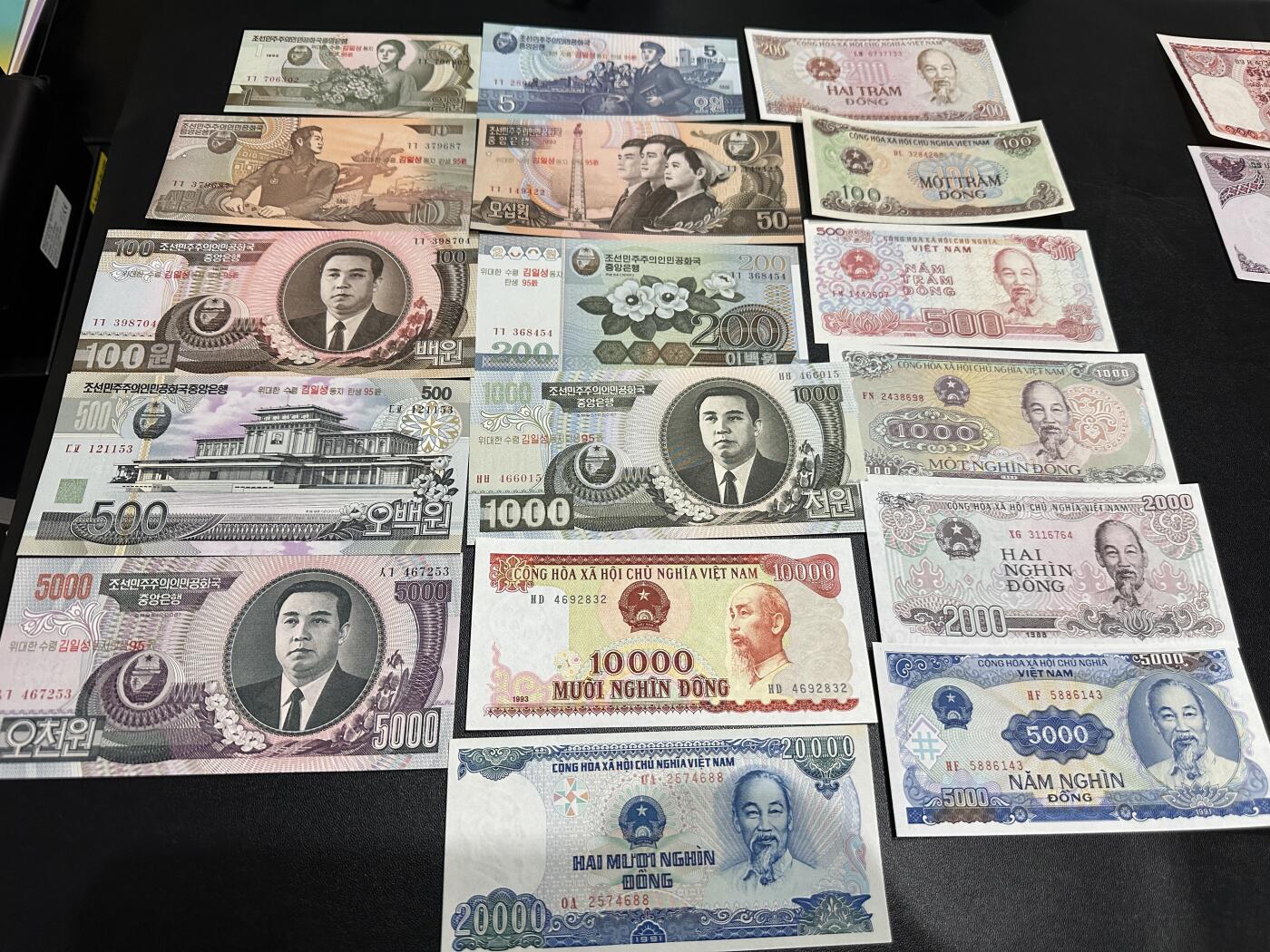 《外钞收藏家》第五百八十八期（优质场）（本平台长期征集拍品、欢迎藏友们联系合作） 朝鲜上一版本9张+越南纸钞版本8张两套（胡爷爷与金爷爷）	UNC 越南有几张轻微潮