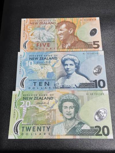 《外钞收藏家》第五百八十八期（优质场）（本平台长期征集拍品、欢迎藏友们联系合作） - 新西兰老版本塑料钞5/10/20元3张一套	UNC