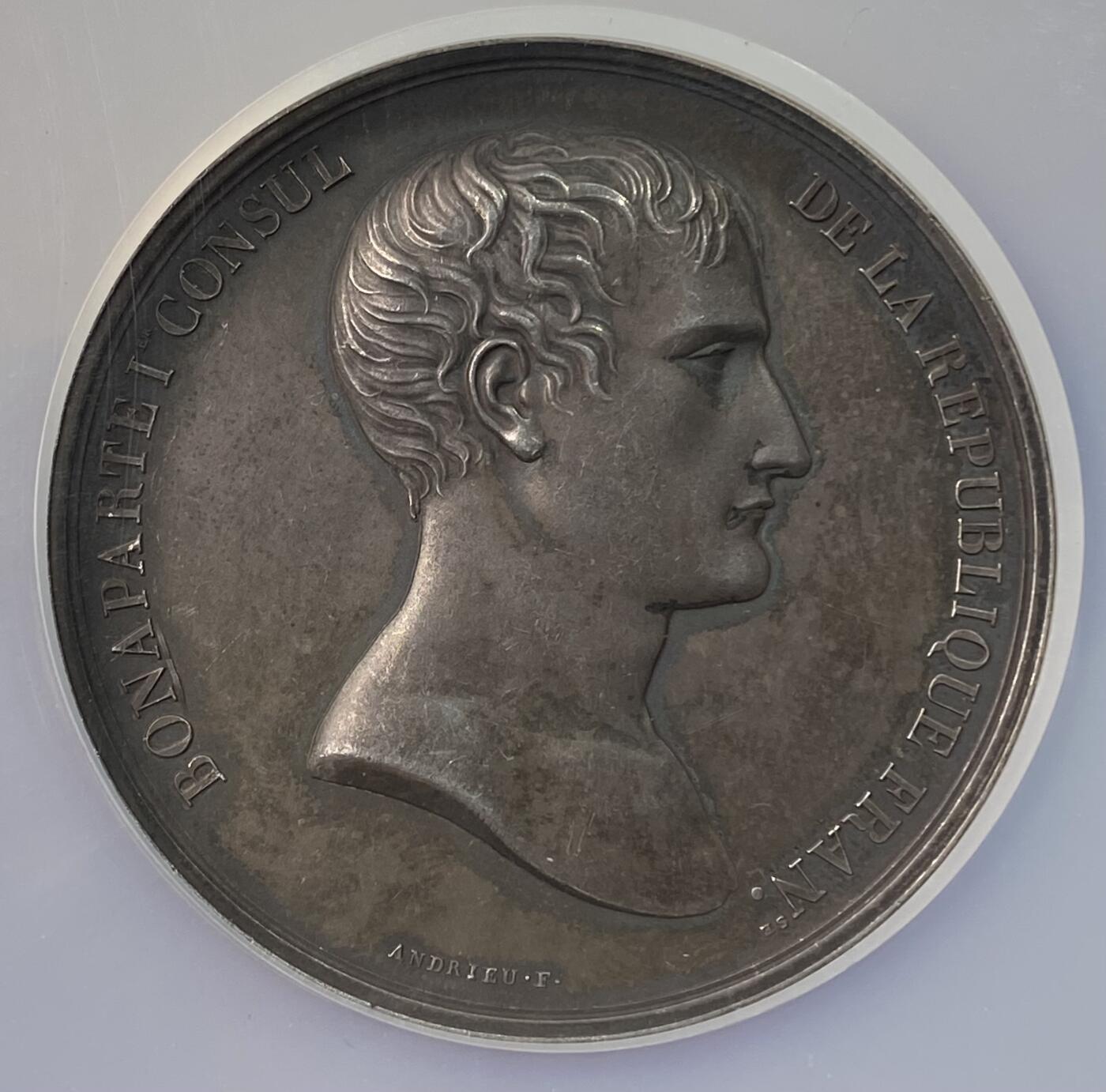 万国钱币拍卖第056期 NGC MS62 1801法国拿破仑一世纪念亚眠和平大银章 丰饶角边铭 拿皇早期银质系列罕见品种 次年1802年3月法国及其盟国西班牙、巴达维亚共和国（荷兰）同英国在法国北部亚眠签订的休战条约 标志着第二次反法联盟终结 52.6MM 66.22G大规格