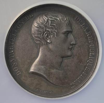 万国钱币拍卖第056期 - NGC MS62 1801法国拿破仑一世纪念亚眠和平大银章 丰饶角边铭 拿皇早期银质系列罕见品种 次年1802年3月法国及其盟国西班牙、巴达维亚共和国（荷兰）同英国在法国北部亚眠签订的休战条约 标志着第二次反法联盟终结 52.6MM 66.22G大规格