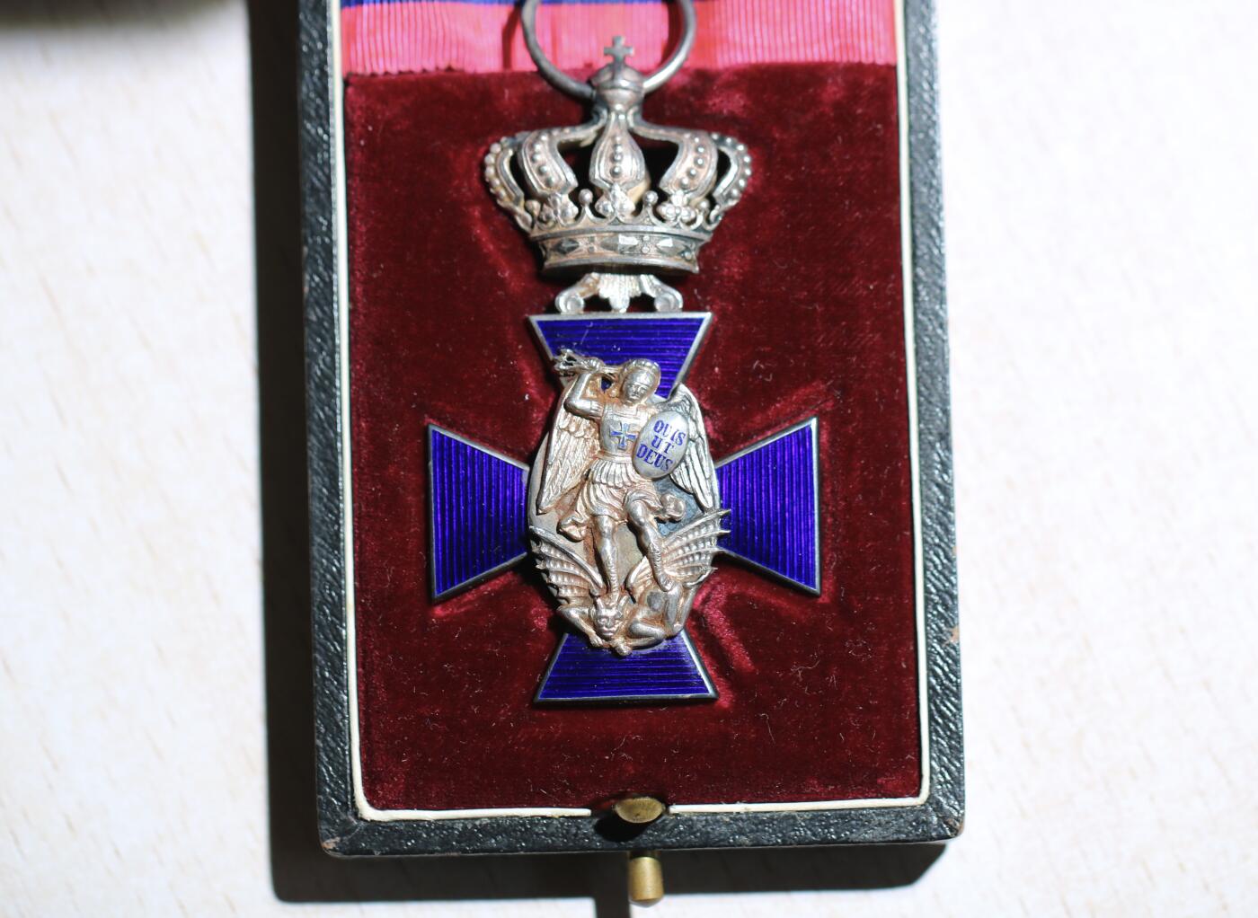 大猫徽章拍卖 第283期 巴伐利亚王国四级带冠圣米迦勒勋章。银质珐琅品相完美，挂环带厂标，原盒带烫金厂标十分难得，勿拿品相有缺陷的比。“m.d.K”为mit der krone缩写，仅在带冠的原盒上印有。1837年时任巴伐利亚国王路德维希一世设立圣米迦勒勋章，前身是巴伐利亚选帝侯于1693年设立的圣米迦勒骑士勋章。之后进行过多次修改，随着德意志帝国与君主制的崩溃于1918年停颁。