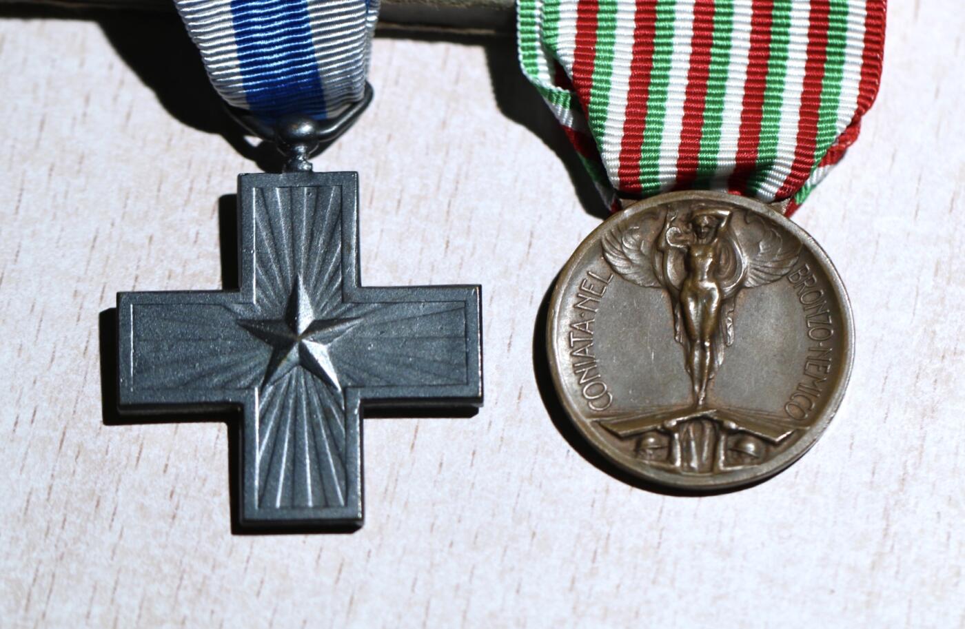大猫徽章拍卖 第283期 德国ko厂一战二铁，德国民事战功奖章 kvkm圆盘战功奖章，意大利军事十字勋章，意大利一战意澳战争纪念章高浮雕版本，书是瑞士颁发的二战期间的德语军队牧师祈祷书圣经
