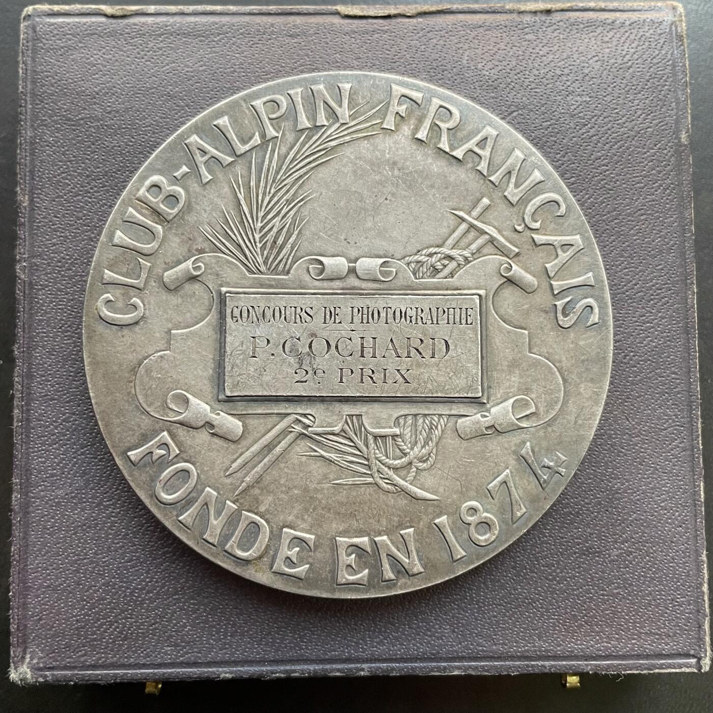 「木头集藏」章牌精品专场！ D.Dupuis～法国阿尔卑斯俱乐部摄影比赛原盒银奖章，直径：64mm，113g，边铭：丰饶角 ARGENT，名家少见作品！