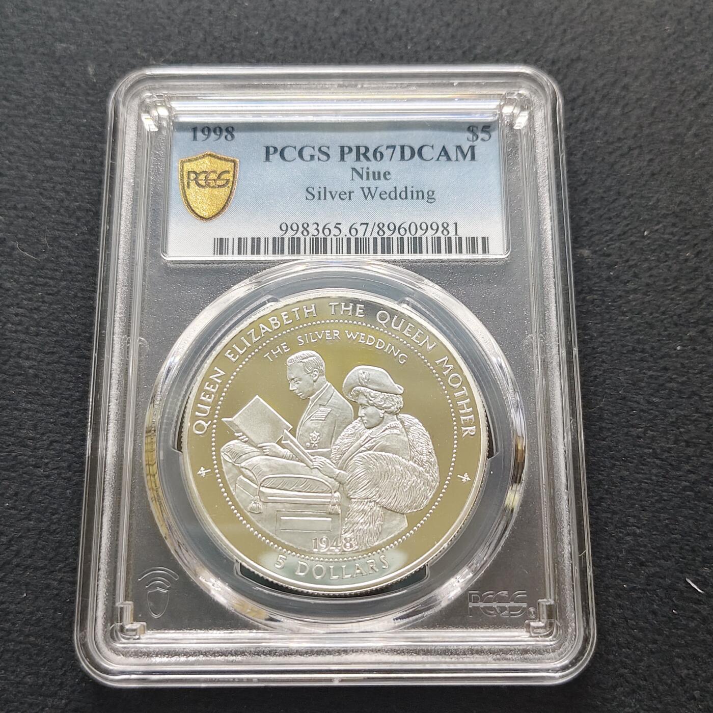 【全场包邮】纯粹捡漏拍481场（免费代拍第18场） 纽埃1998年5元女王母亲伊丽莎白皇太后纪念系列乔治六世银婚精制克朗型纪念银币-PCGS PR67 DCAM