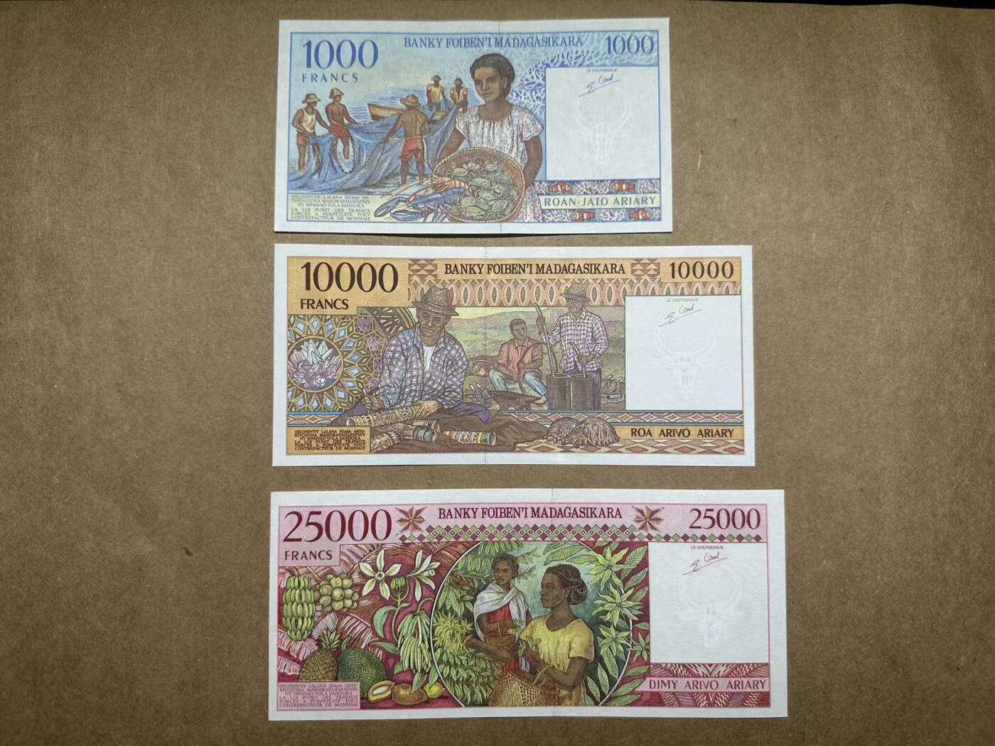 【礼羽收藏】🌏世界钱币拍卖第113期 1994-1998年马达加斯加1000-10000-25000法郎小全套，均为靓号，全新UNC，品相如图