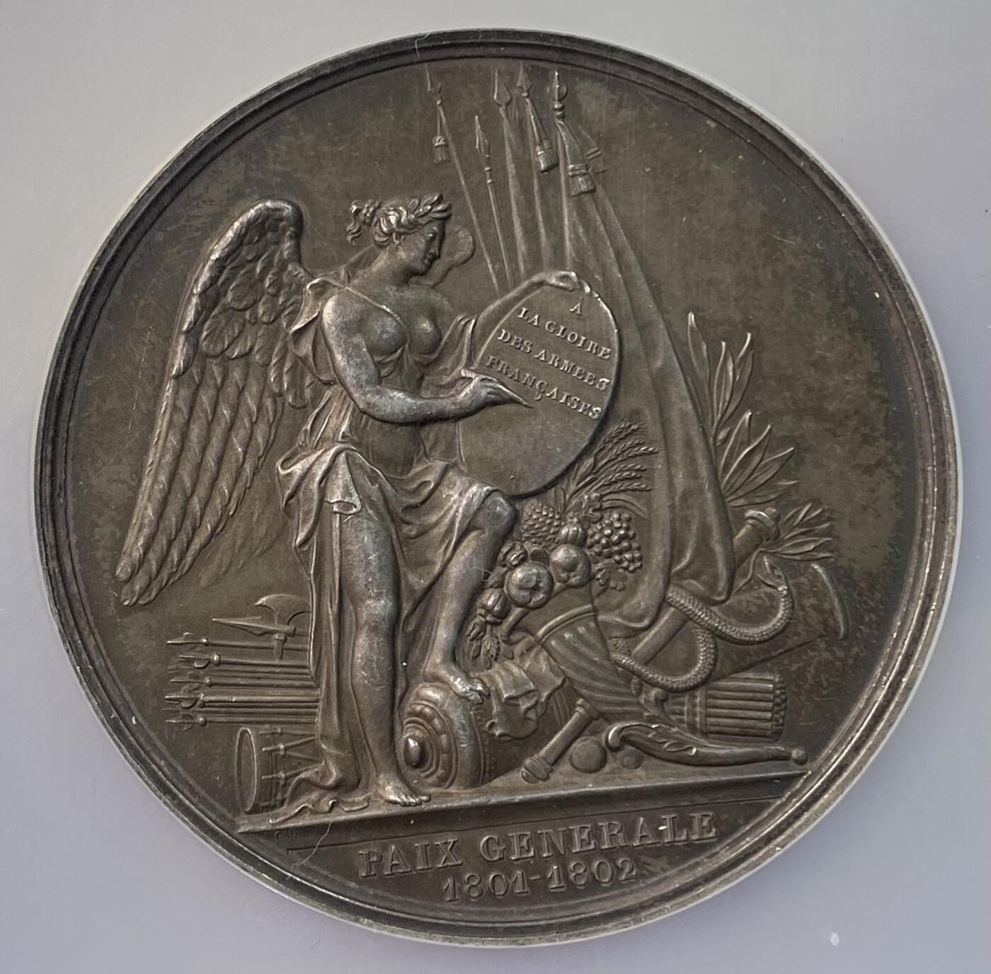 万国钱币拍卖第056期 NGC MS62 1801法国拿破仑一世纪念亚眠和平大银章 丰饶角边铭 拿皇早期银质系列罕见品种 次年1802年3月法国及其盟国西班牙、巴达维亚共和国（荷兰）同英国在法国北部亚眠签订的休战条约 标志着第二次反法联盟终结 52.6MM 66.22G大规格