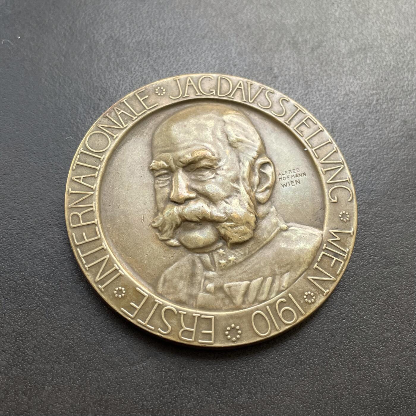 「木头集藏」章牌精品专场！   Alfred Hofmann～1910年奥地利第一届世界狩猎博览会家禽和兔子展铜章，直径：50mm，正面是奥地利皇帝弗朗茨·约瑟夫肖像。这枚章是奥地利为纪念在维也纳举办的首届世界狩猎博览会而发行的6枚铜章之一，存世罕见，并且基本只能在原盒套装中见到，单枚出售非常难得！   