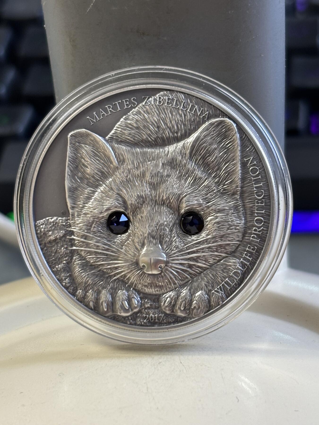 第183期拍卖 蒙古2017年草原动物紫貂仿古镶嵌水晶1盎司银币，999银看，发行2500枚,塑料盒有破，
