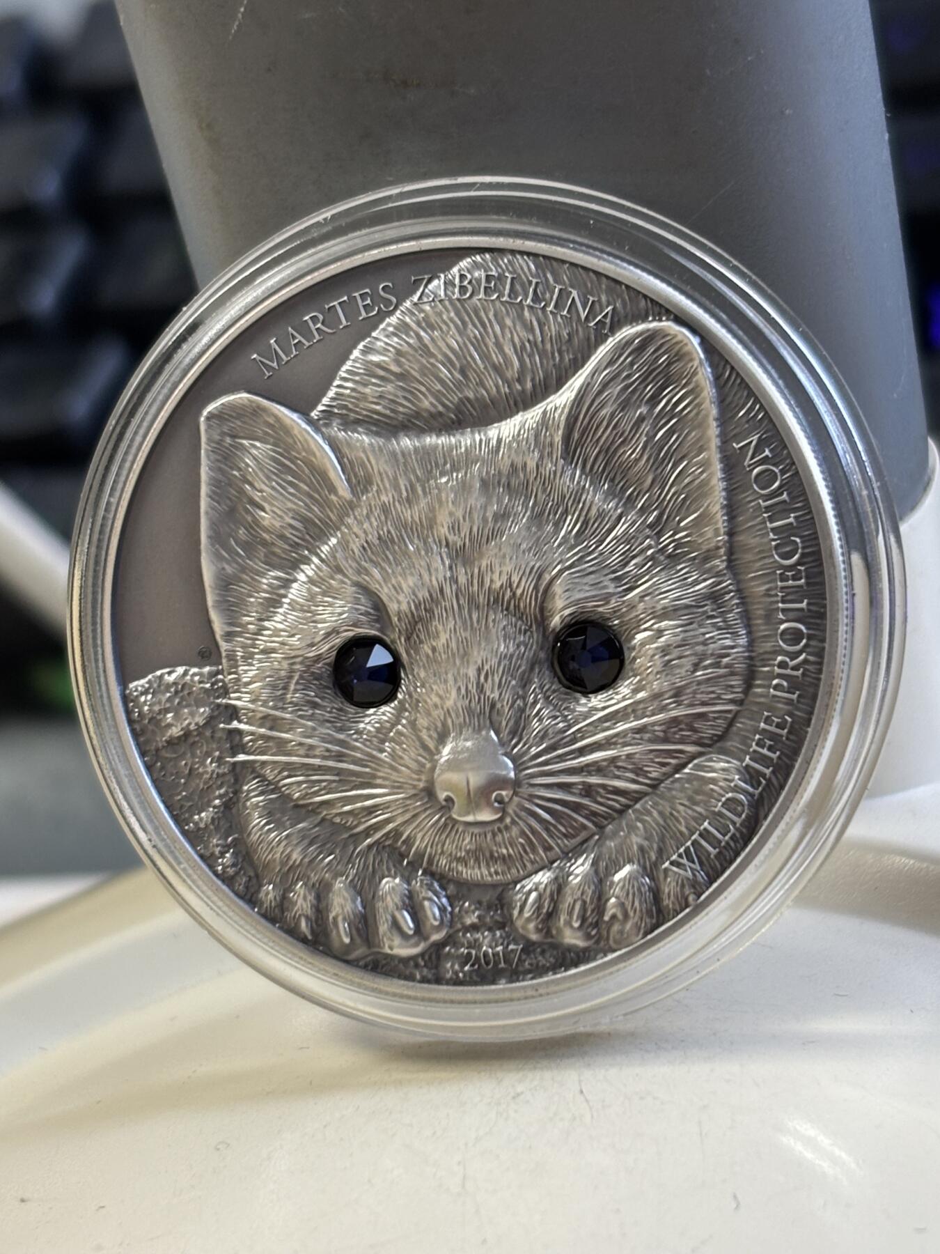 第183期拍卖 蒙古2017年草原动物紫貂仿古镶嵌水晶1盎司银币，999银看，发行2500枚,塑料盒有破，