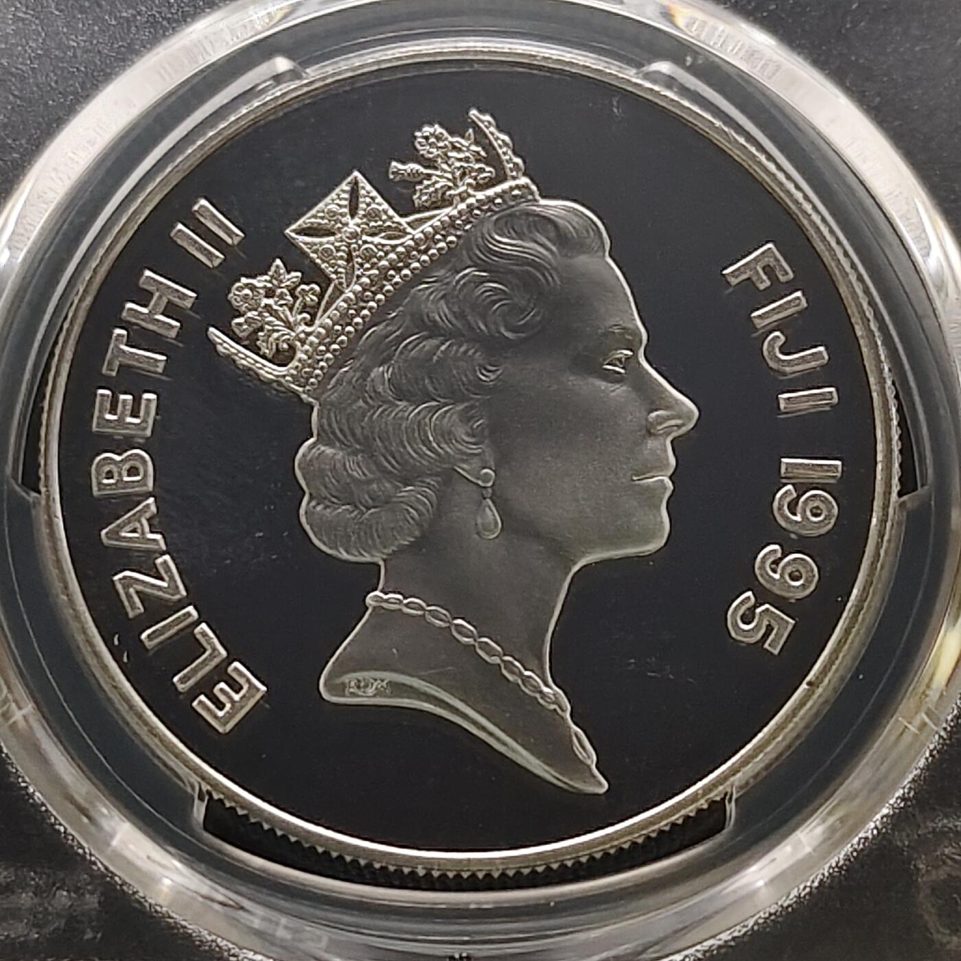 【全场包邮】纯粹捡漏拍481场（免费代拍第18场） 斐济1995年10元女王母亲伊丽莎白皇太后纪念系列移居白金汉宫精制克朗型纪念银币-PCGS PR67 DCAM