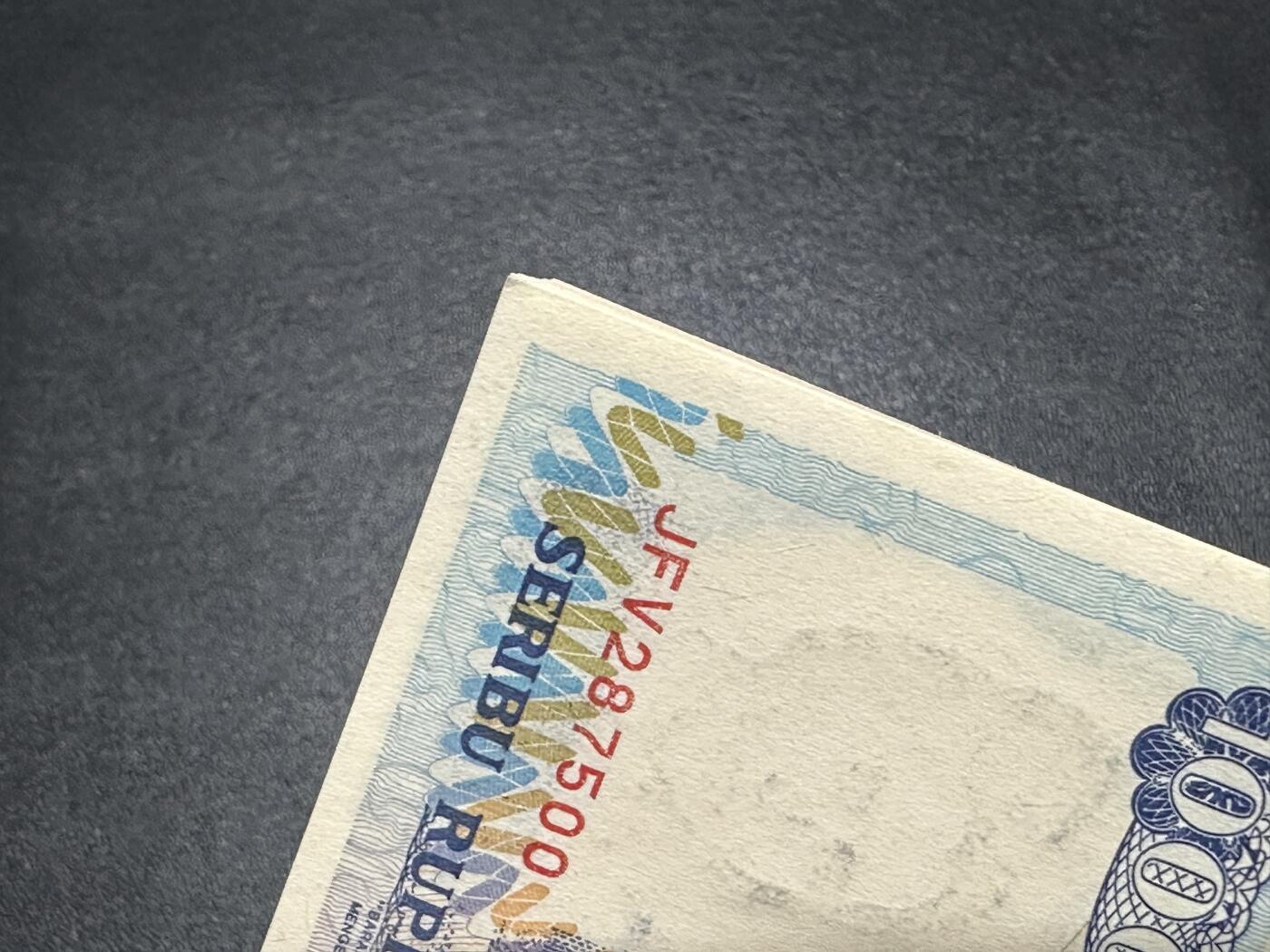 《外钞收藏家》第五百八十八期（优质场）（本平台长期征集拍品、欢迎藏友们联系合作） 印度尼西亚92年1000卢比一刀百连（苏门答腊岛多巴湖）	UNC 无黄无斑 部分角不绝