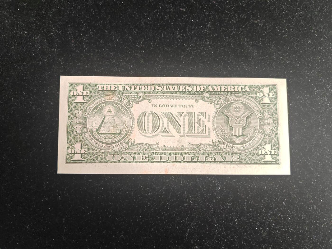 美国纸币 2001年 1美元 K区 无47 全新未流通品相 票面有两处黄点 