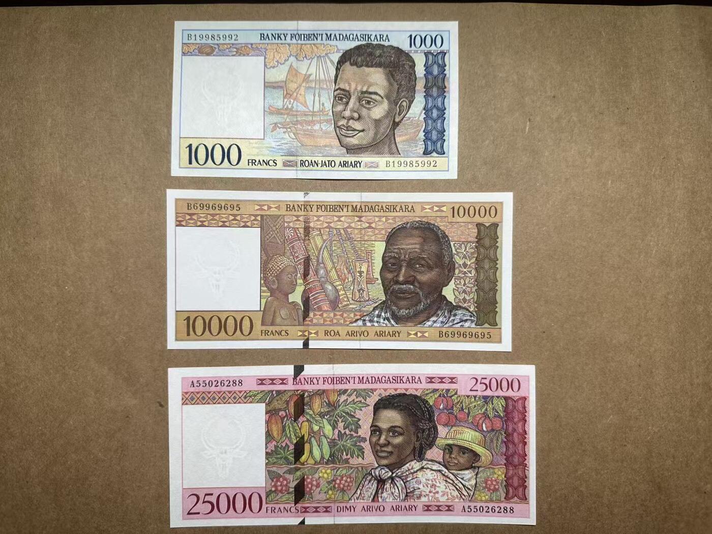 【礼羽收藏】🌏世界钱币拍卖第113期 1994-1998年马达加斯加1000-10000-25000法郎小全套，均为靓号，全新UNC，品相如图