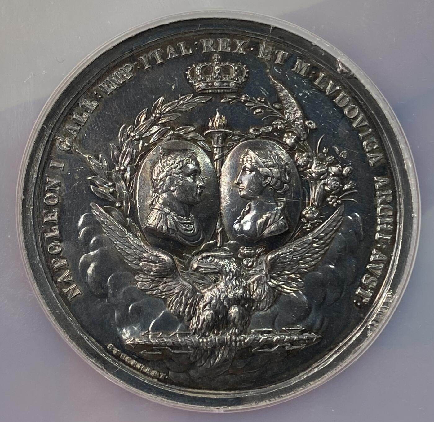 万国钱币拍卖第056期 NGC MS61 1811年法国拿破仑一世皇子拿破仑·弗朗索瓦·约瑟夫·查尔斯罗马王诞生纪念大银章 49.33MM 34.33G大规格罕见设计繁复华丽 深五彩加持收藏级 NGC唯一冠军分