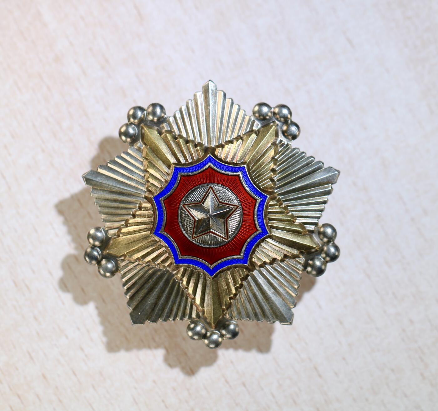 大猫徽章拍卖 第283期 朝鲜🇰🇵二级国旗勋章 完美品相 原纸盒