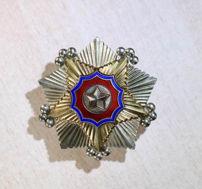 大猫徽章拍卖 第283期 - 朝鲜🇰🇵二级国旗勋章 完美品相 原纸盒