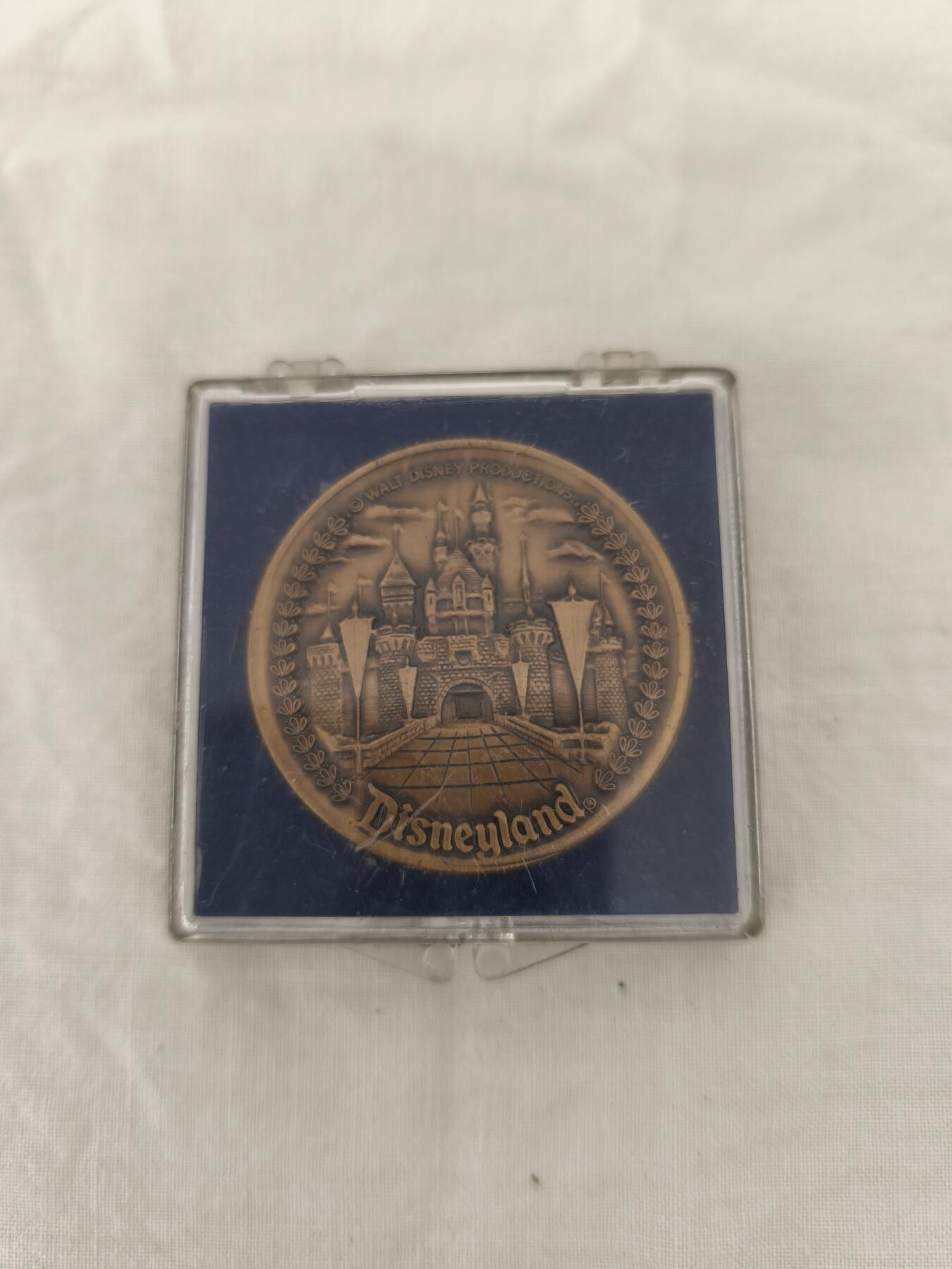 海外回流精品拍卖11.30 原盒全新日本迪士尼纪念铜章