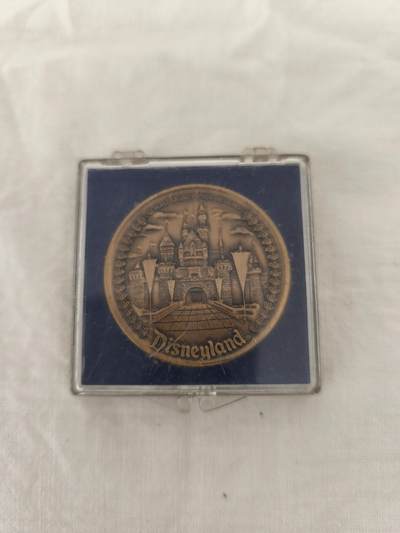 海外回流精品拍卖11.30 - 原盒全新日本迪士尼纪念铜章