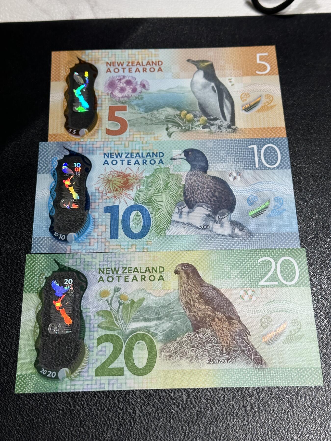 《外钞收藏家》第五百八十八期（优质场）（本平台长期征集拍品、欢迎藏友们联系合作） 新西兰新版塑料钞5/10/20元3张一套	UNC 20有点压痕