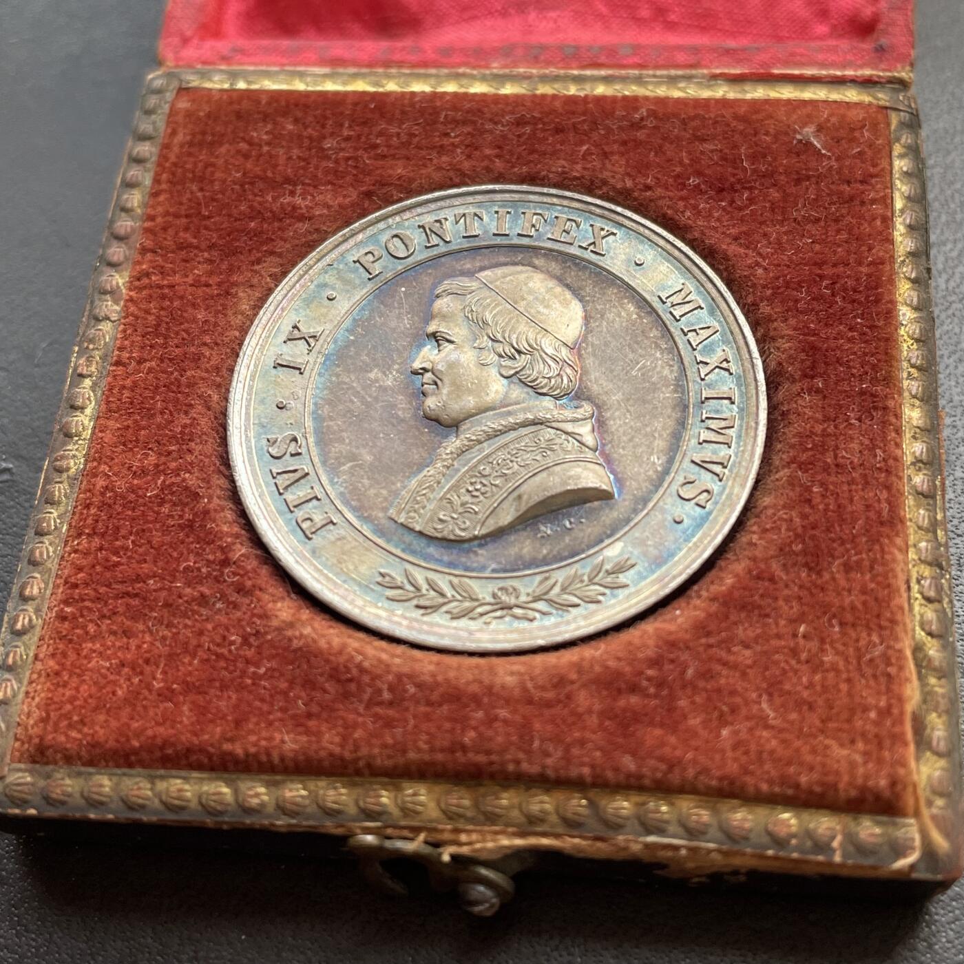 「木头集藏」章牌精品专场！ 梵蒂冈教皇庇护九世圣母玛利亚银章，直径：31.5 mm，16.9 g，少见银章，彩色氧化，原盒正常使用。
