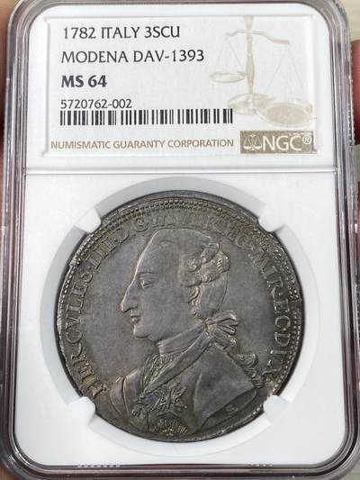 万国钱币拍卖第056期 - NGC MS64 意大利1782年摩德纳公国3斯库多大银币 来自意大利本土赫赫有名的埃斯特家族，末代公爵埃尔克莱三世。正面为身穿贵族服饰并佩戴金羊毛骑士团徽章的公爵肖像，背面为埃斯特家族繁复华美的盾徽。NGC和PCGS双料冠军。 类似品相的在05年欧州拍卖以7250瑞士法郎落槌。