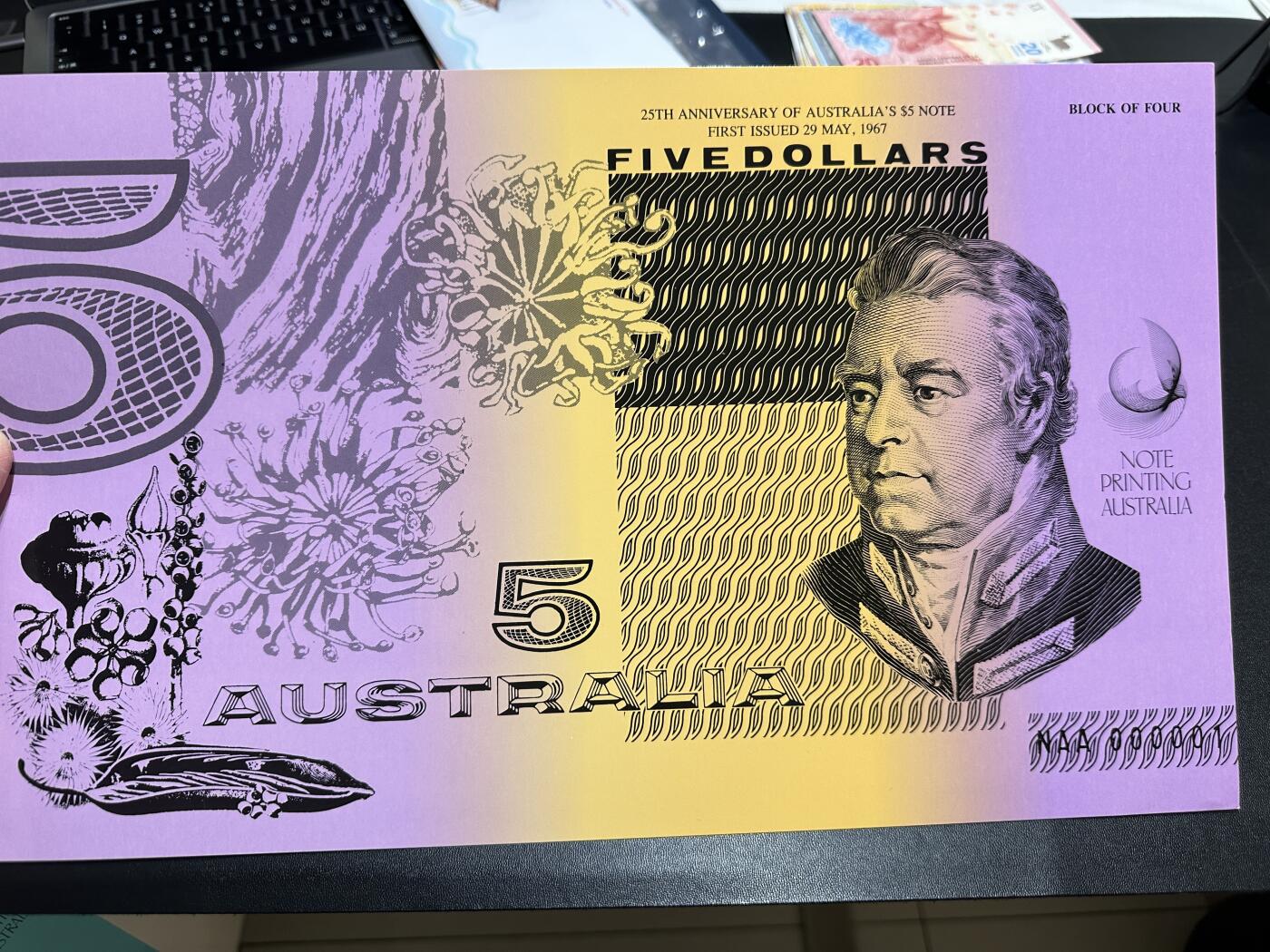 《外钞收藏家》第五百八十八期（优质场）（本平台长期征集拍品、欢迎藏友们联系合作） 1967-1992年澳大利亚纸币发行25周年 5元 加盖纪念钞 四连体 全新带册子