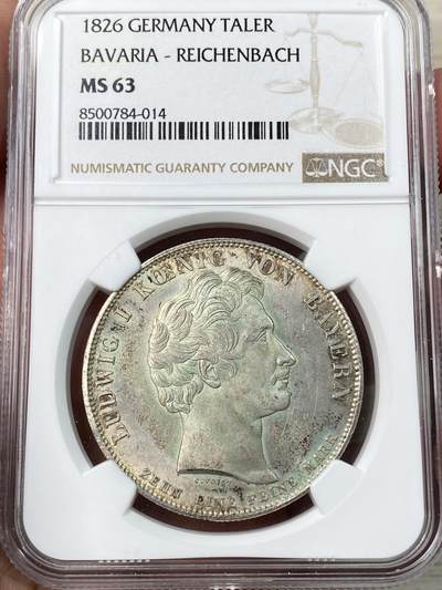 万国钱币拍卖第056期 - NGC MS63 1826年德国巴伐利亚路德维希一世纪念两位杰出科学家历史大泰勒 1826年巴伐利亚科学家赖兴巴赫和夫琅禾费相继去世 这是王国重大损失 路德维希一世敕令发行此枚历史泰勒加以纪念 背面上方铭文意为: 为居功至伟者献上桂冠 下方为两位科学家的名字 原味转光 收藏级品质