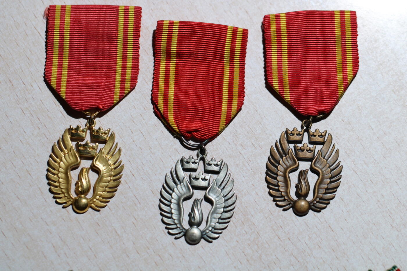 大猫徽章拍卖 第283期 二战瑞典国土防空卫士1.2级银镀金（有银标）3金铜，匈牙利军事优秀奖章金银铜级奖章珐琅镀金镀银。