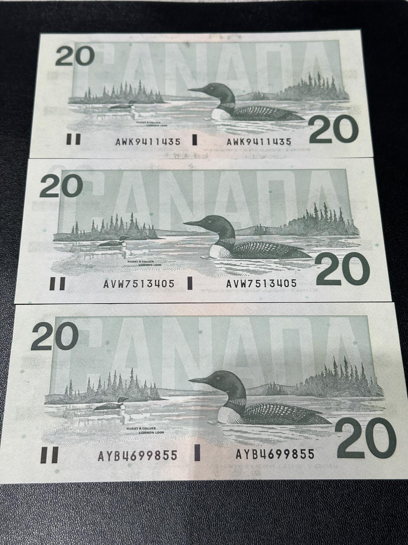 《外钞收藏家》第五百八十八期（优质场）（本平台长期征集拍品、欢迎藏友们联系合作） 加拿大1991年鸟版20元三张一组（3种不同签名；两张绝品一张UNC，尾号5相同）	UNC+绝品
