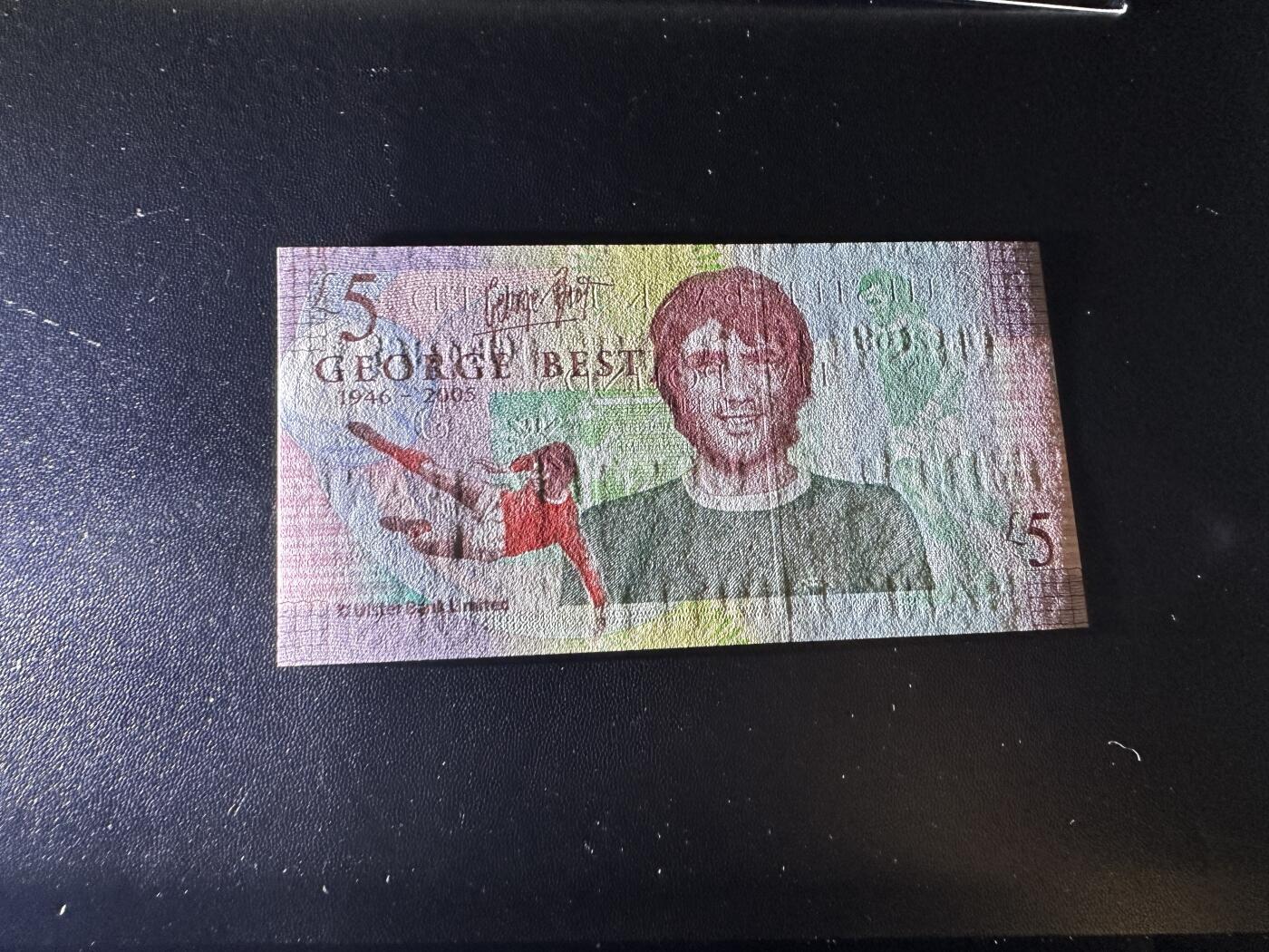 《外钞收藏家》第五百八十八期（优质场）（本平台长期征集拍品、欢迎藏友们联系合作） 北爱尔兰2005年5镑曼联传奇乔治贝斯特纪念钞（含册稀少，全程无47）	UNC 边上有点潮
