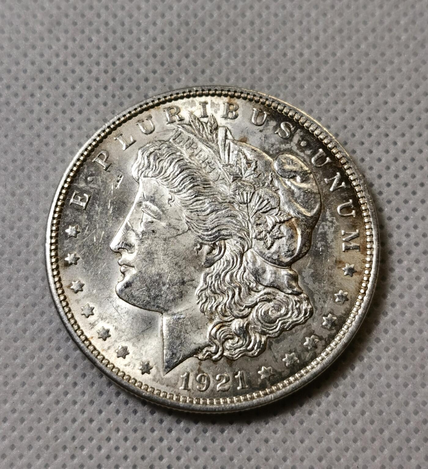 甄臻铺-世界币章拍卖（第40期）送拍享返佣金等优惠多多 UNC美国1921年摩根一美元银币，原色银光品相好，非常不错的状态，细节见图