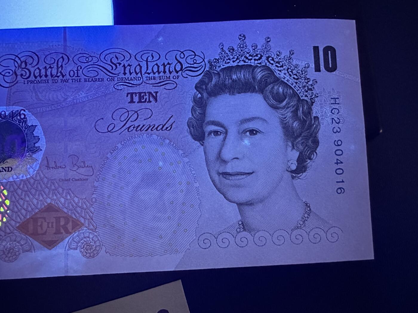 《外钞收藏家》第五百八十八期（优质场）（本平台长期征集拍品、欢迎藏友们联系合作） 英国F序列再版3张一套5/10/20英镑	UNC 10镑有点钞痕和轻微潮点