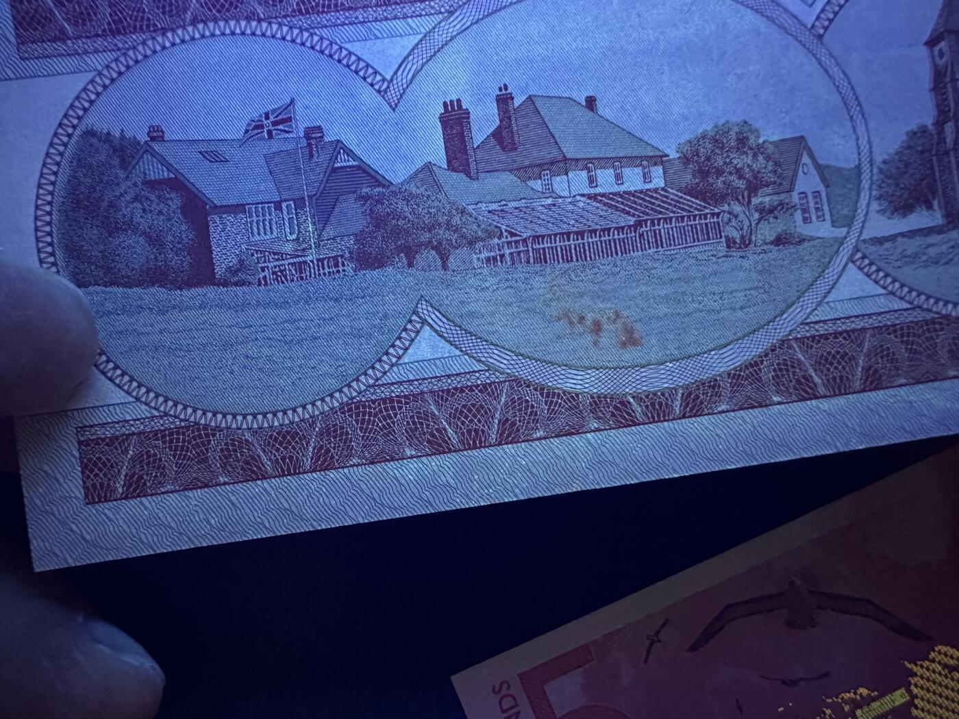 《外钞收藏家》第五百八十八期（优质场）（本平台长期征集拍品、欢迎藏友们联系合作） 福克兰群岛2005年5镑+2025年塑料钞5镑一对（尾3，全程无47）	UNC 纸币有个黄斑瑕疵