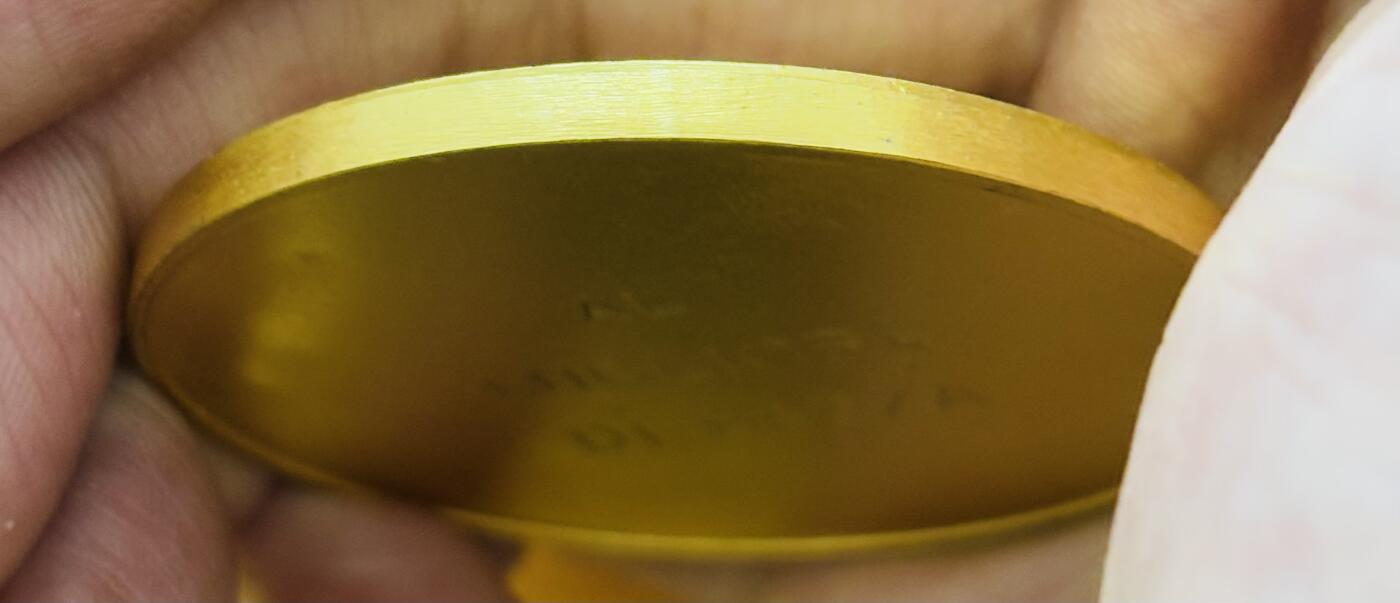 文馨钱币收藏第 283 场，【大雪鉴珍，寒英缀金】金银纪念币精品场，诚邀您的参与【长期接代拍品】 犬类协会镀金铜章 正面狗狗传神逼真毛 发丝丝柔顺 神情憨态可掬 高浮雕 大规格 58.55克 49.8mm