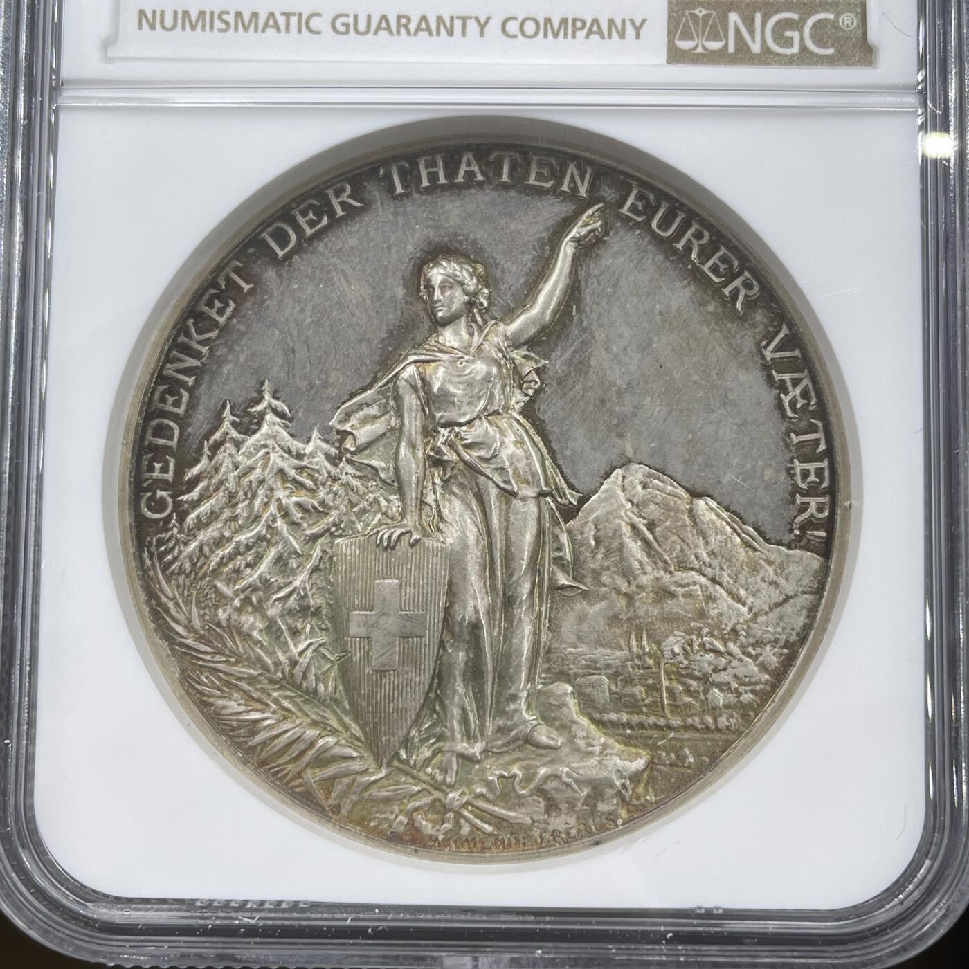 「木头集藏」章牌精品专场！ Huguenin～1892瑞士格拉鲁斯射击节银章，MS63 ，直径：45mm，38 g，NGC加厚盒，经典射击节品种，设计精美，包浆很漂亮。