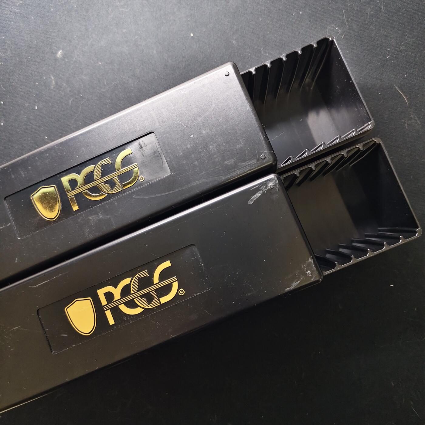 【全场包邮】纯粹捡漏拍481场（免费代拍第18场） 【收藏工具】PCGS评级币收纳盒20枚装黑盒2个（随机发送）