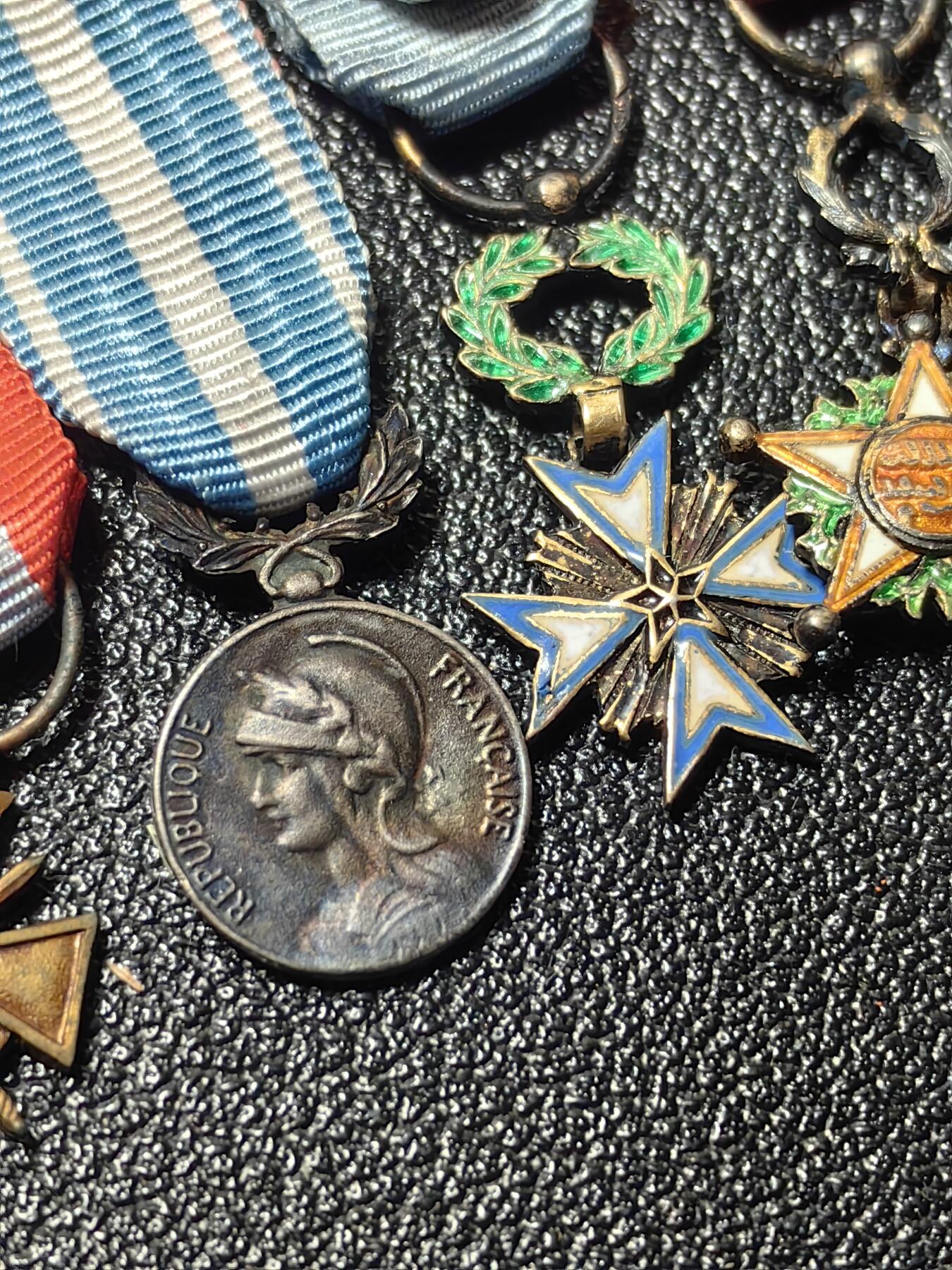 靖甫拍卖第十二场 法国殖民地军官勋奖章迷你章联排 军官级荣誉军团、贝宁黑星、摩洛哥阿拉维勋章，共3银2铜